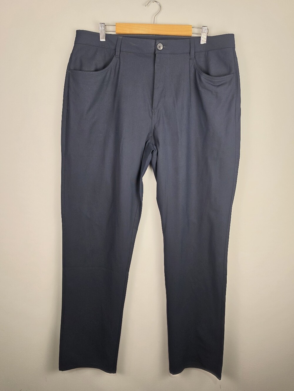 Vuori Men's Straight Chinos in NavySize 36